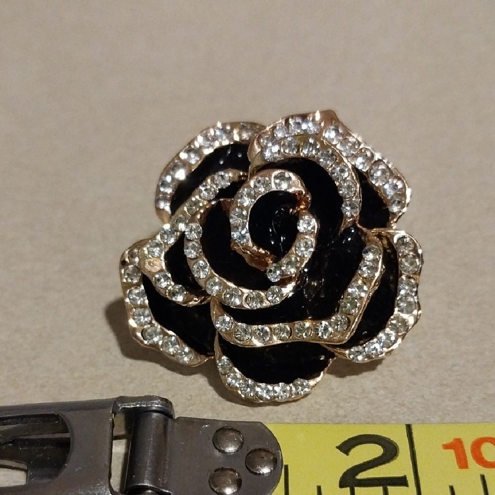 Unlisted Elegant Black and Gold Rose Brooch